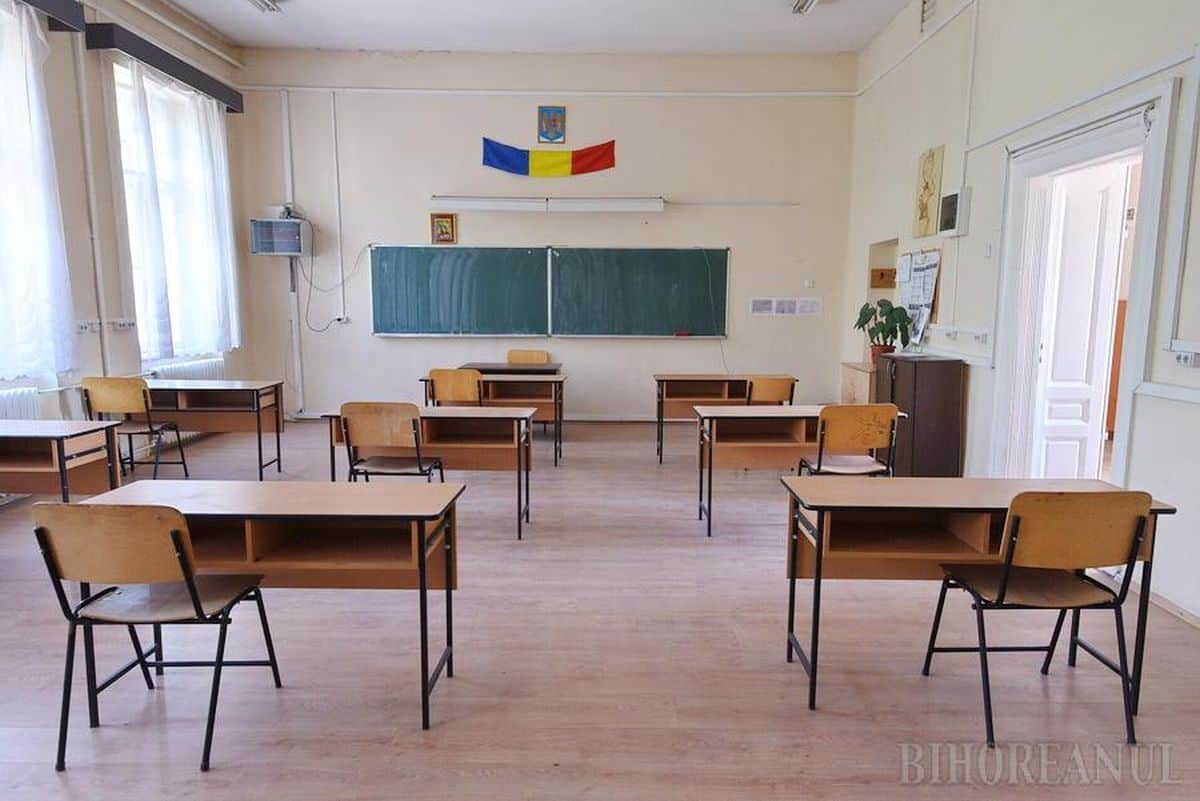 Zeci de profesori bihoreni care au vârsta de pensionare rămân la catedră