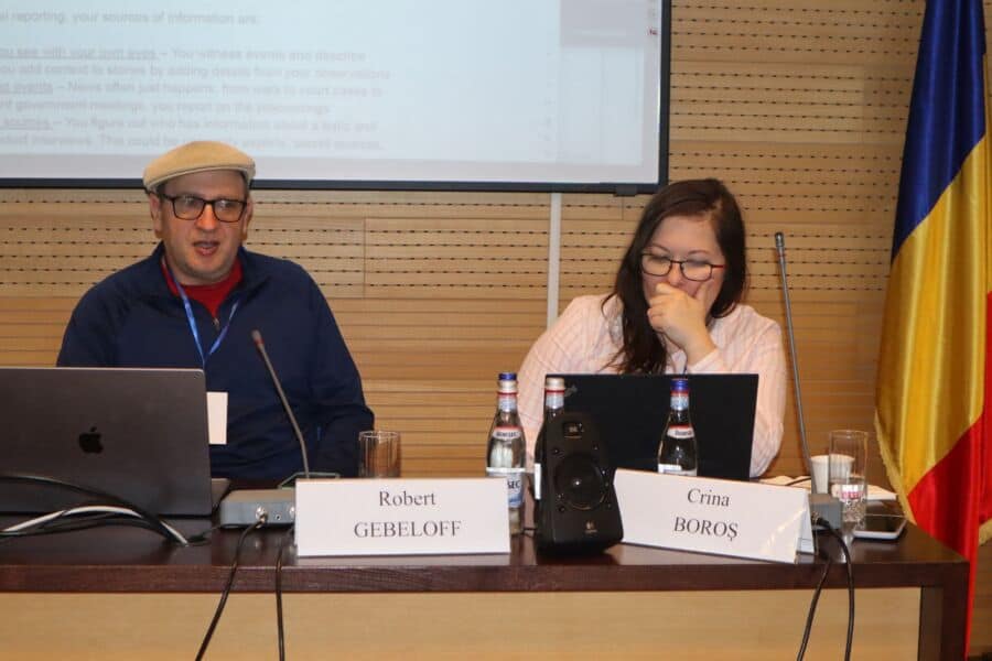Crina Boroș și Rob Gebellof, reporter la The New York Times, în fața jurnaliștilor, la Tabăra de Jurnalism de Date și Storytelling, de la București.