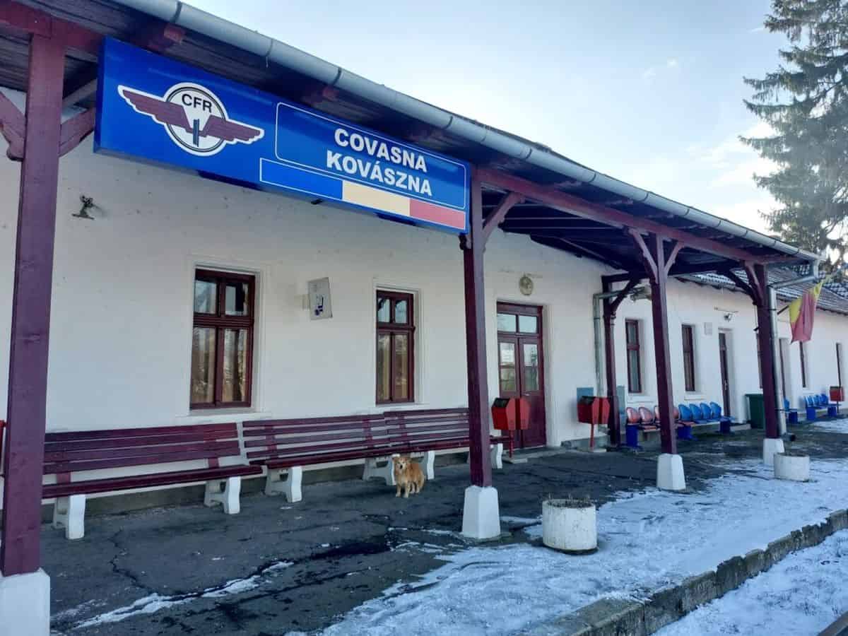 Covasna, un oraș care atrage zeci de mii de turiști anual, are una dintre cele mai urâte și distruse gări din România. Cum s-a ajuns aici