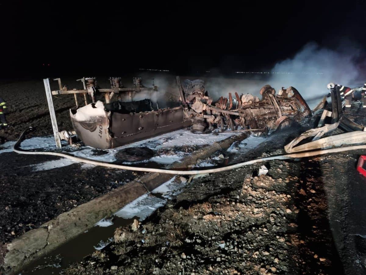 O cisternă încărcată cu 40 de tone de motorină a ars complet. Șoferul a murit. Sursa foto: Debraila.ro