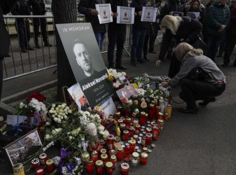 Lumânări și flori în memoria lui Alexei Navalnîi. Disidentul rus, omagiat în fața Ambasadei Rusiei la București