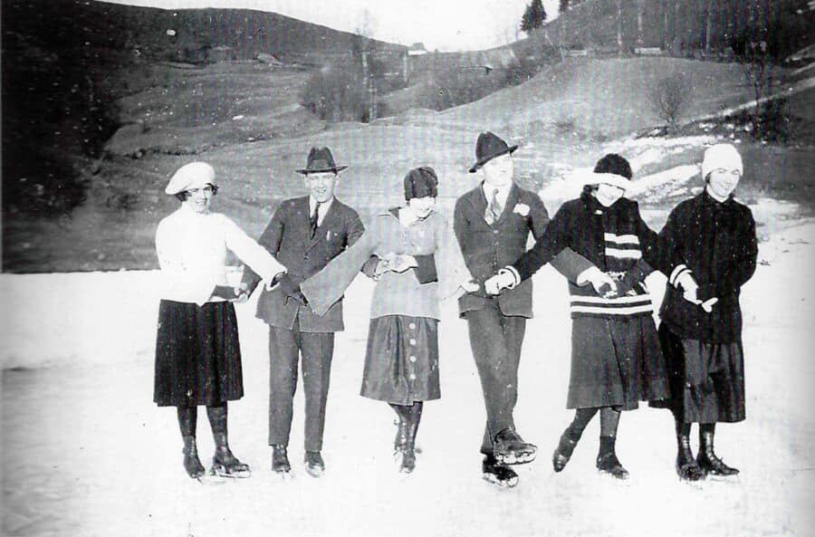 Fofografie din albumul de familie al fotografului Silviu Bocăniciu, Roșia Montană la  începutul secolului 20, pe gheață la Tăul Brazi