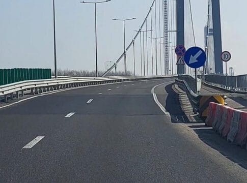 Noi probleme la podul de la Brăila - o porțiune de asfalt de la una din rampele podului peste Dunăre de la Brăila s-a lăsat