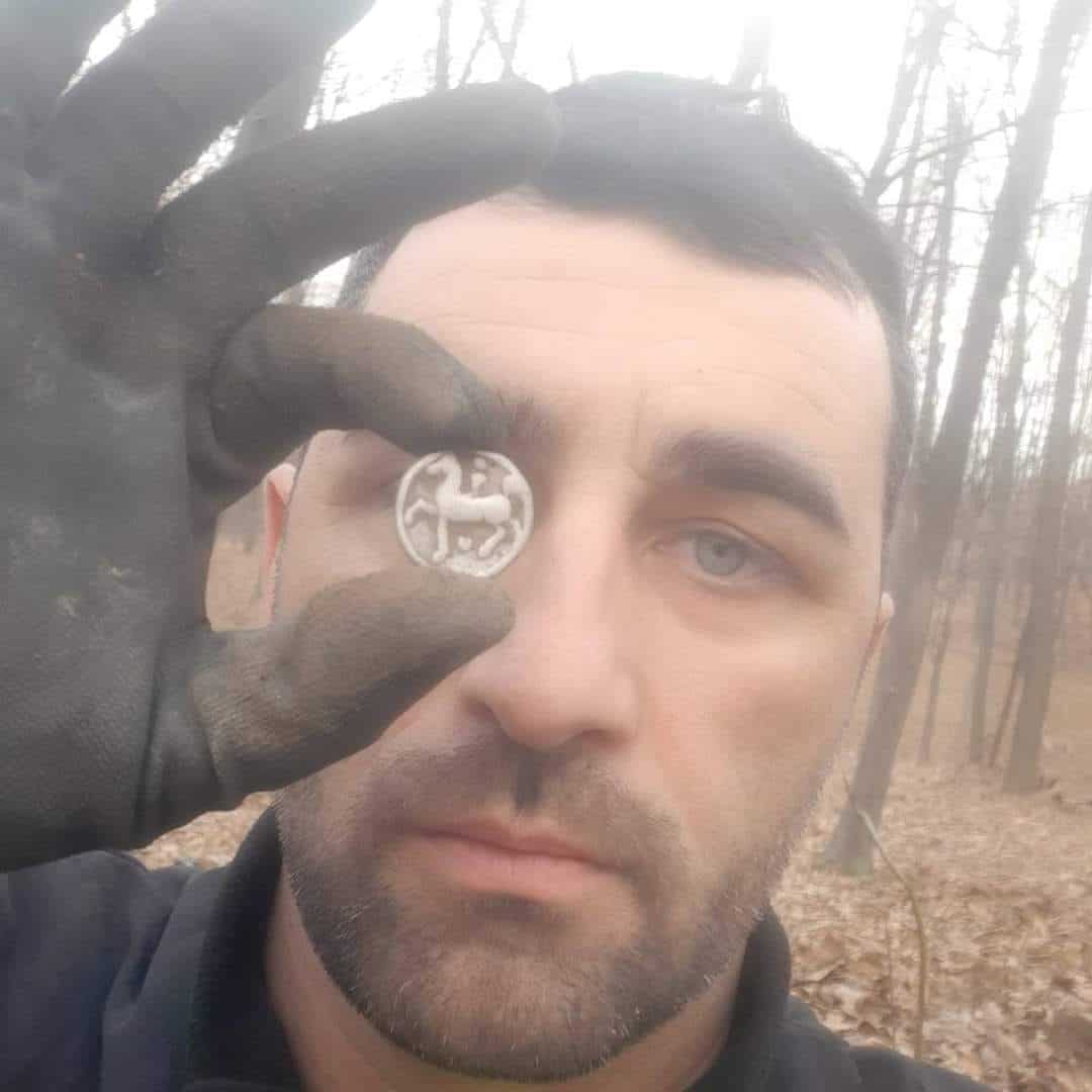 Doi focșăneni au descoperit o adevărată comoară cu detectorul de metale - 150 de monede vechi a căror proveniență urmează a fi stabilită