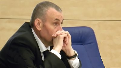 Procuror cercetat de colegi după ce a luat mită bilete de avion. Claudiu Constantin Negrilă ar mai fi primit și un autoturism în folosință