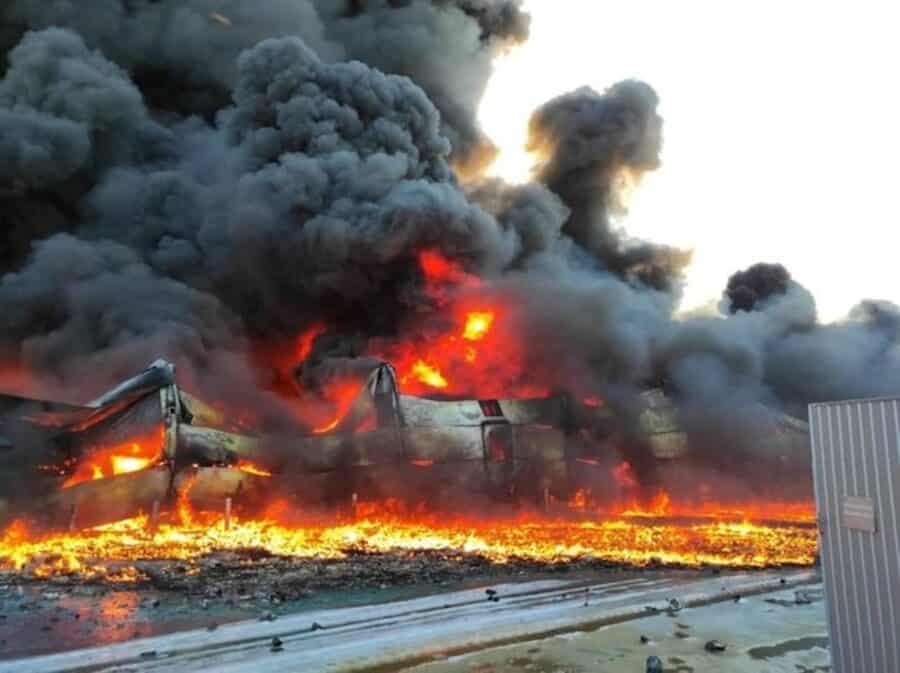 Rusia distruge mediul din Ucraina. Incendiu la un depozit de petrol ca urmare a bombardării inamicului. Satul Kalinovka, districtul Fastovsky, regiunea Kyiv. Foto: Reuters