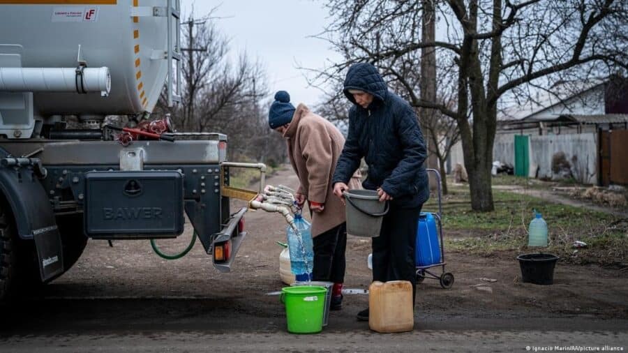 Locuitorii din Konstantinovka din regiunea Donețk merg la rezervoare în fiecare zi pentru a lua apă, martie 2023