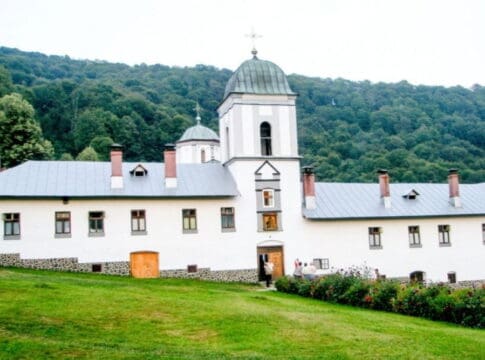 Minori violaţi în chiliile de la Mănăstirea Frăsinei