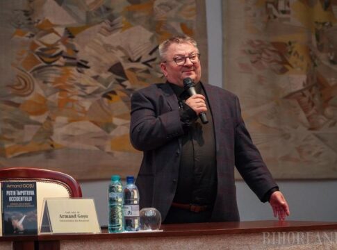 Public numeros la Oradea la întâlnirea cu Armand Goșu. Istoricul a vorbit despre rădăcinile războiului Rusiei împotriva Ucrainei
