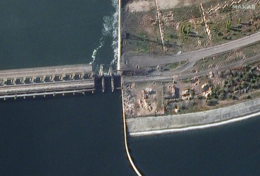 Distrugerea unei părți a barajului și a ecluzelor de la hidrocentrala Kakhovskaya. Fotografie de Maxar Technologies