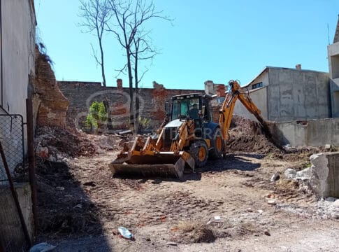 Zona protejată a Hanului Hurezi din Craiova, curățată cu un escavator