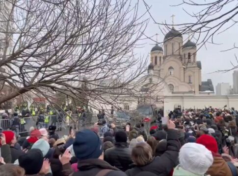 Înmormântarea lui Alexei Navalnîi. Mulțimi de oameni au scandat numele disidentului în timp ce mașina cu trupul lui a sosit la biserica din Moscova (VIDEO)