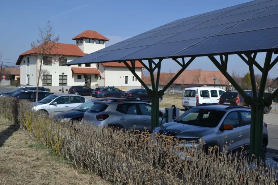 Nu ar mai trebui montate panouri fotovoltaice pe terenurile agricole. O soluție ar fi panourile pe parcări.