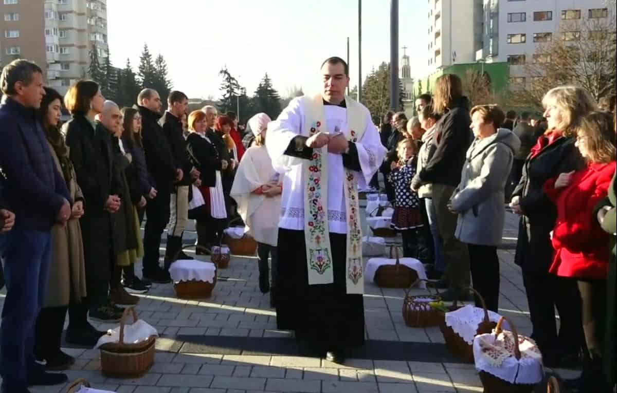 Câteva mii de persoane, la ceremonialul de sfinţire a bucatelor de Paştele Catolic de la Miercurea-Ciuc (VIDEO)