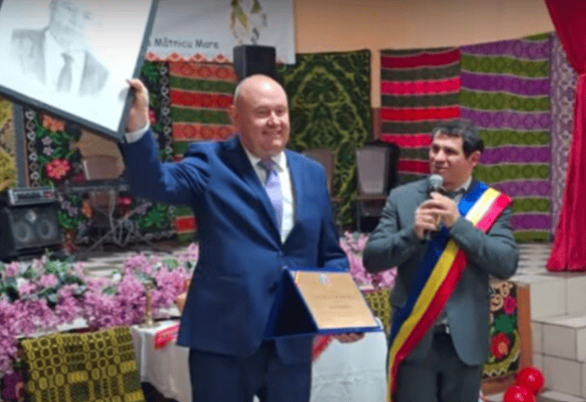 Festivitate de inspirație comunistă. Fost baron PSD numit cetățean de onoare