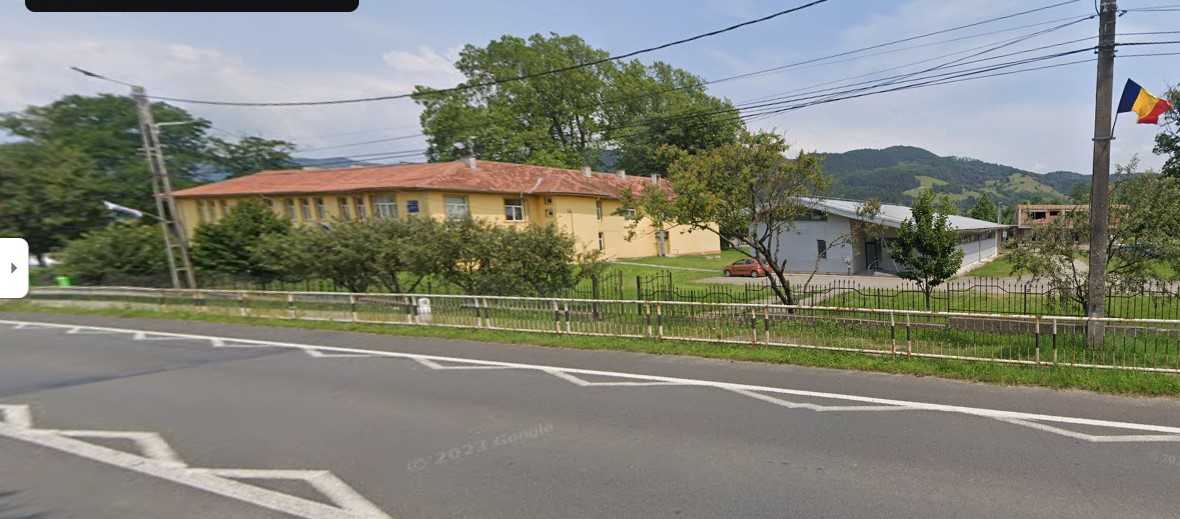 Sală de sport, folosită ca depozit - peste 100 de copii fac sportul în clasă - edilul comunei hunedorene dă din umeri
