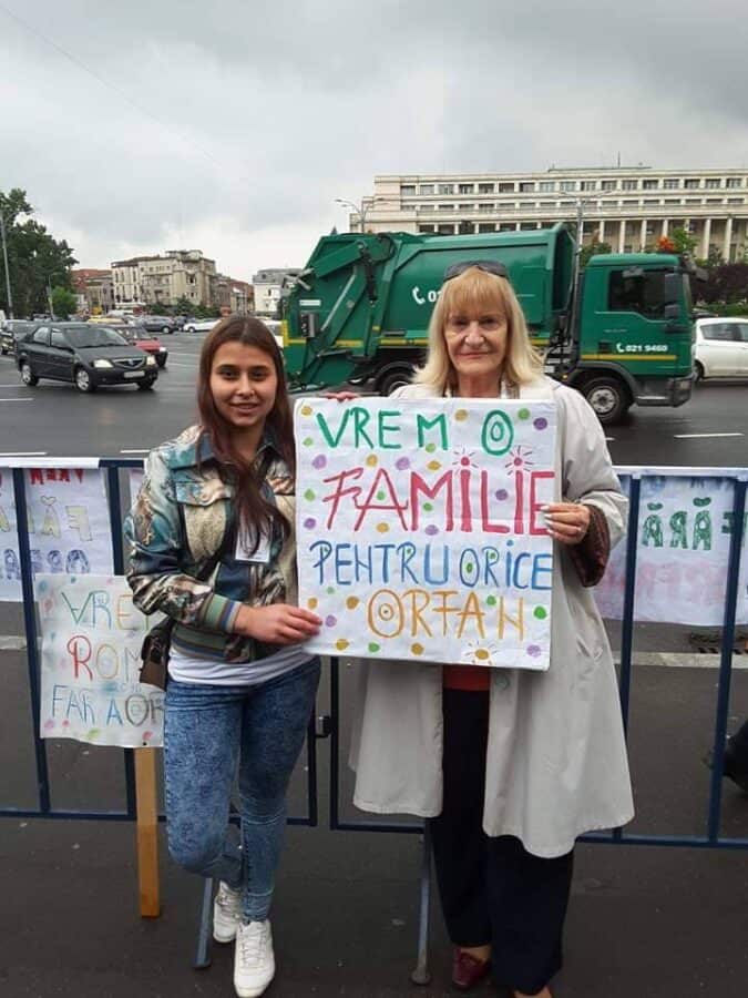 Azota Popescu în fața Guvernului, manifestând pentru drepturile orfanilor