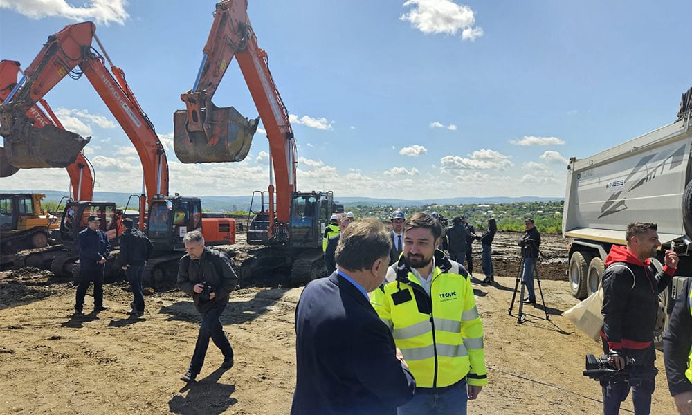 Campanie electorală cu excavatoare