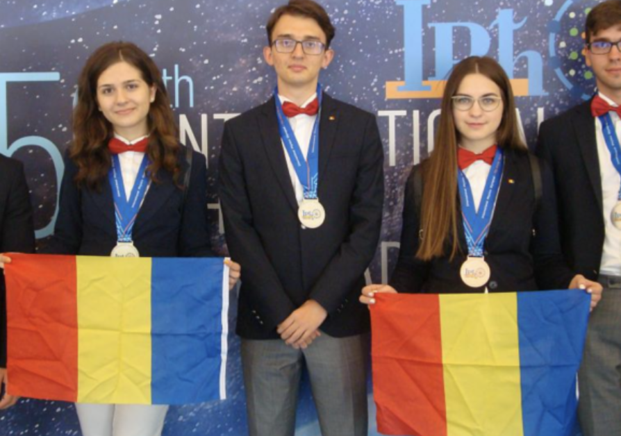 Toți olimpicii internaționali ai României au părăsit țara. În acest articol se face referire la olimpicii anului 2018, cuprinzând elevii români care au reușit perfomanța de a obține medalii la olimpiadele internaționale de matematică și fizică.