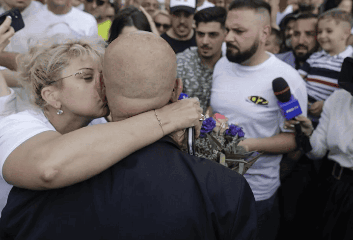 Piedone și cei 46 de interpuși. O „fărție” prosperă formată din neamuri și diferiți oameni care împart funcții publice, influență politică și salarii uriașe.