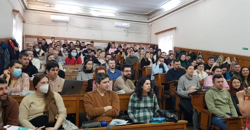 Cursurile pentru mămici și tătici, tot mai căutate. Ce se învață la Şcoala Părinţilor. Foto Ziarul de Iași