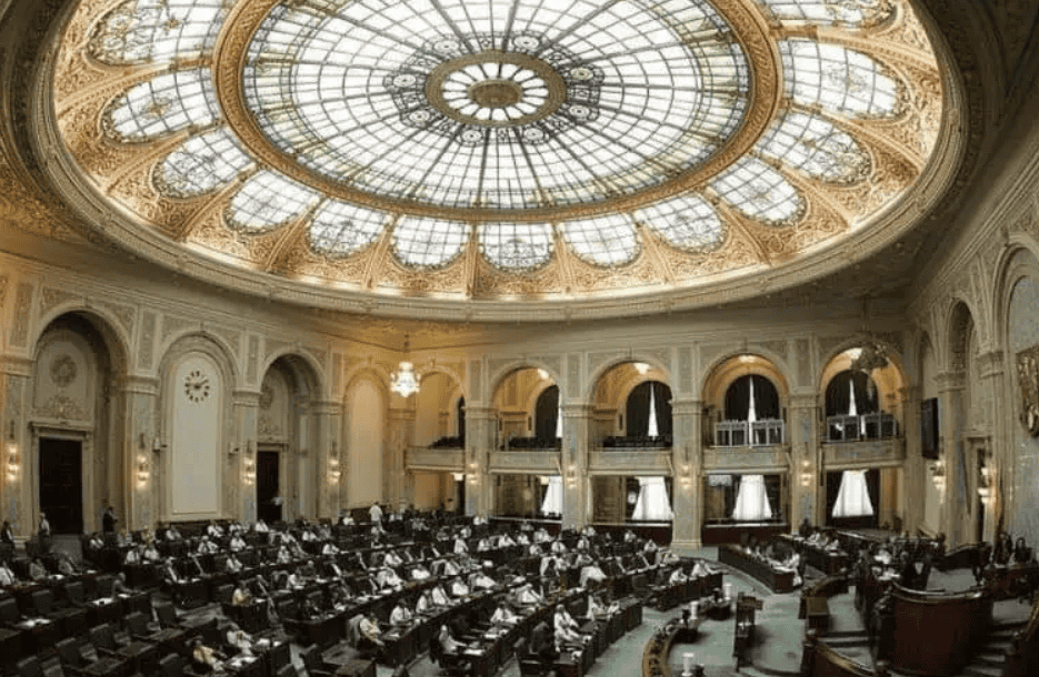Legea salarizării pentru bugetari modificată. Ce noutăți aduce? Schimbarea a fost adoptată luni de către Senat, însă decizia finală va fi luată în Camera Deputaților.