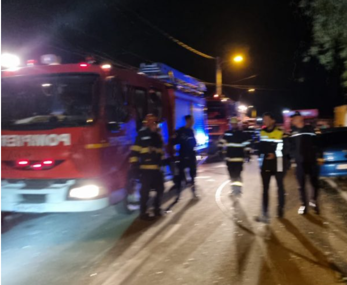 Explozie la un bloc din Craiova, în urma căreia etajul s-a prăbușit parțial. A fost activat planul roșu de intervenție.