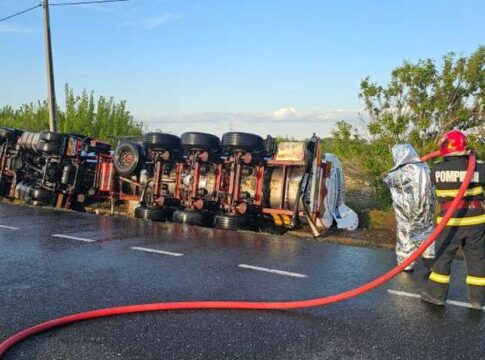Trafic blocat pe DN2, în Vrancea, după ce o cisternă cu etanol s-a răsturnat. Șoferul a murit | FOTO