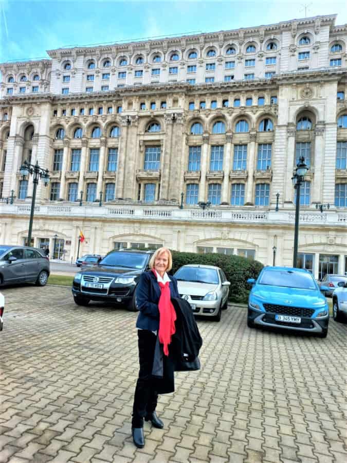 Azota Popescu în fața Parlamentului, unde a depus propunerile de schimbare a legii, la începutul acestui an