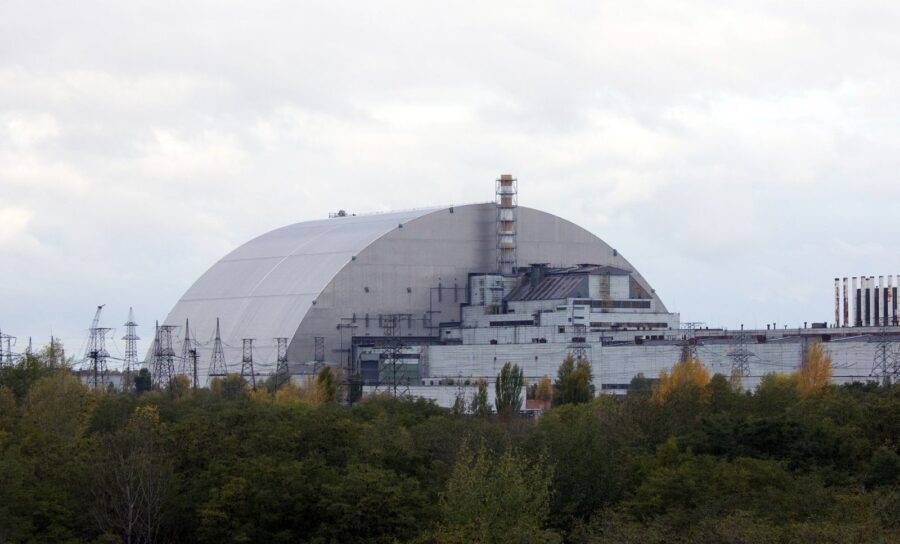 O structură arcuită izolatoare deasupra celei de-a patra unități de putere a centralei nucleare de la Cernobîl, distrusă în urma accidentului. Foto: Tim Porter/wikipedia.org