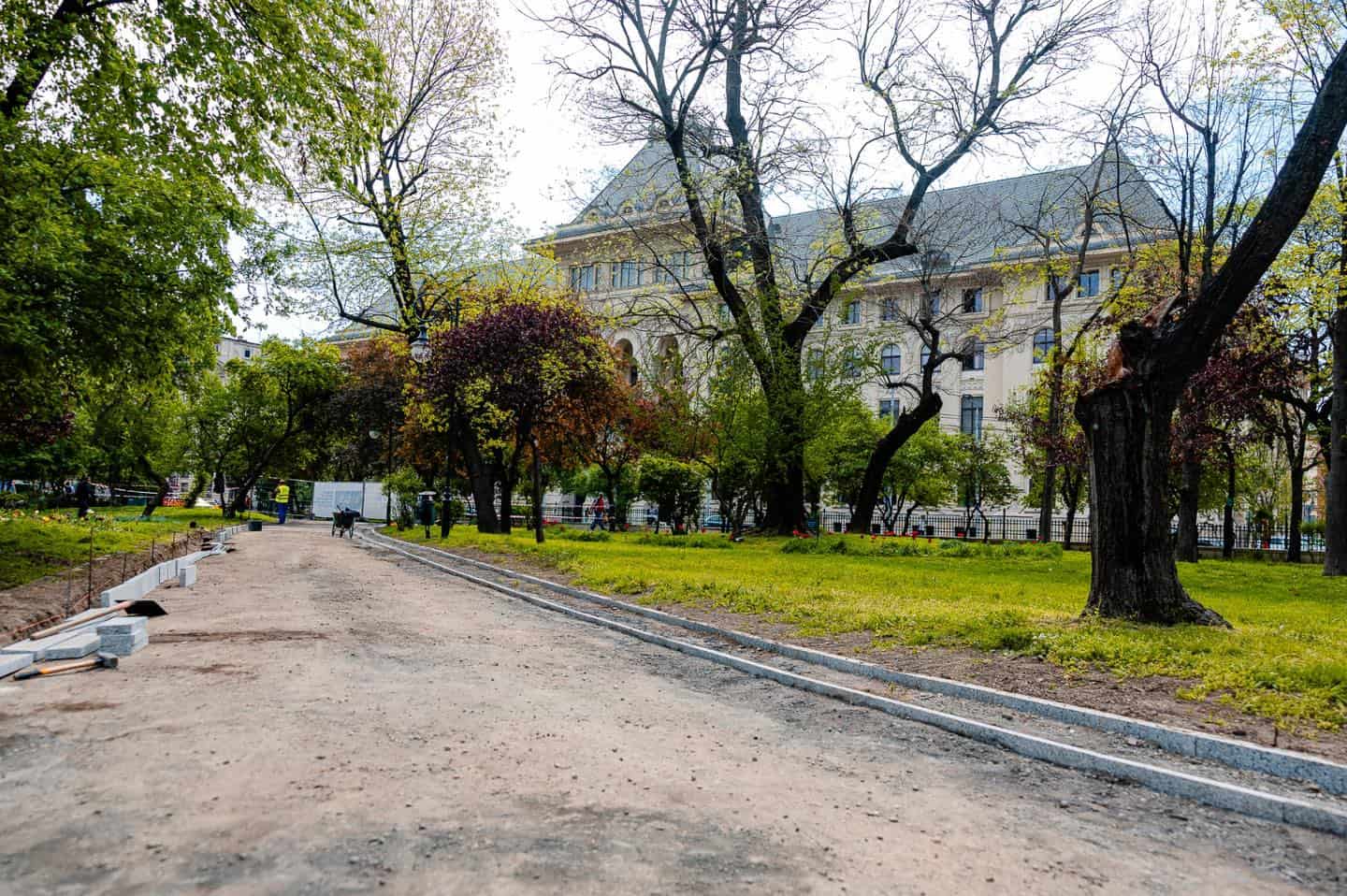 Modernizarea aleilor din Parcul Cișmigiu a început