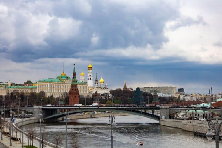 Cea mare mită din istoria Rusiei. Doi ofițeri din serviciile secrete ale Kremlinului, urmăriți internațional | Aktual24