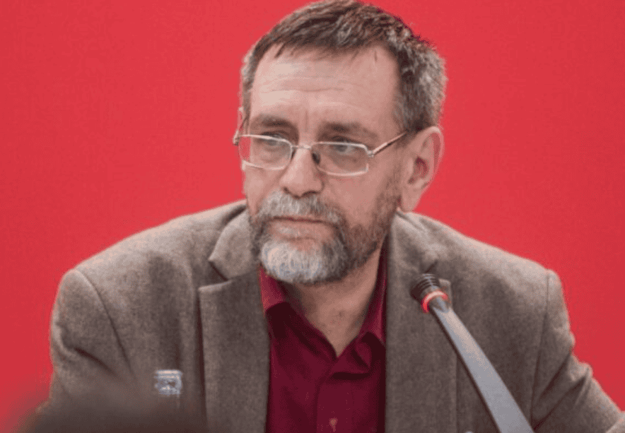 Revenirea în Evul Mediu? Interviu: profesor Andrei Cornea, ridică o serie întrebări pertinente cu privire la evoluția societății românești, indicând punctele de pornire ale unor noi tendințe caracteristice acesteia.