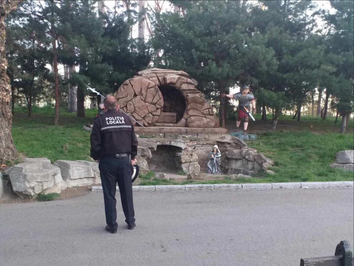 Polițiștii locali păzesc ”Sfântul Mormânt” din Craiova, aflat în parcul unde se organizează Târgul de Paști