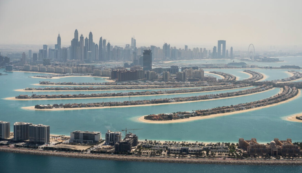 Cum s-a folosit un oligarh rus de cetățenia română pentru a-și pune la adăpost averea în Dubai. O investigație Dubai Unlocked scoate la lumină modalitatea prin rușii folosesc „portița” din Legea cetățeniei române pentru a obține pașaportul românesc, ca apoi să achiziționeze proprietăți imobiliare în Dubai.