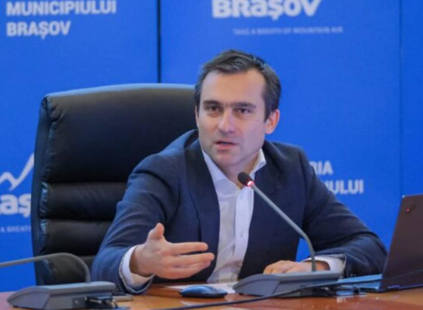 Ciucă „mi-a pus pe tavă filiala PNL”. Primarul Brașovului, acuzat că vrea să se „cuibărească” în PNL de către Lucian Bode prezent la o întâlnire electorală în Brașov.