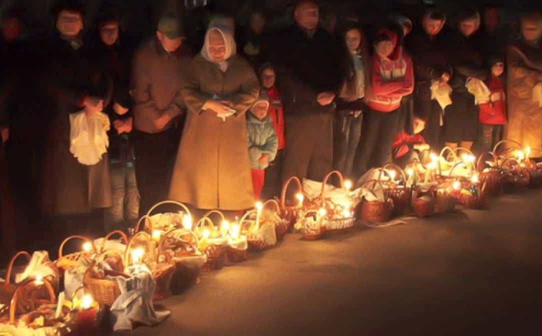 Un crâmpei din trecut: satul și Noaptea de Înviere. Lumea satului și sărbătorile de odinioară aveau o frumusețe aparte, fiind caracterizate prin simplitate.