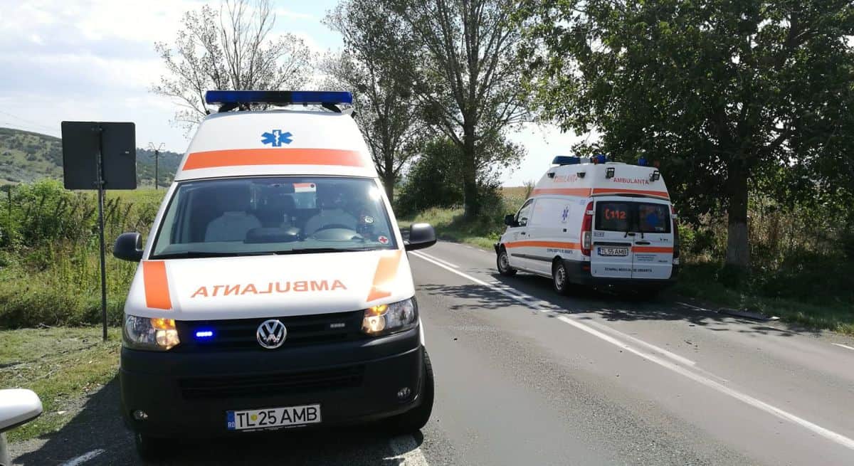Accident grav în Tulcea, între un microbuz şi o maşină de teren. Șapte persoane rănite