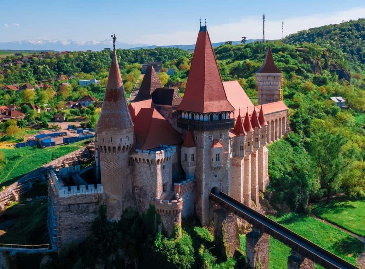 Castelul Corvinilor şi Cetăţile Dacice din Mnții Orăștiei, câştigătoare la două secţiuni ale concursului Destinaţia Anului