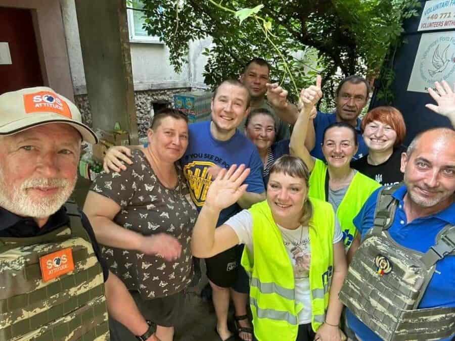 Petru Gabor con su equipo y la gente ayudada en Ucrania