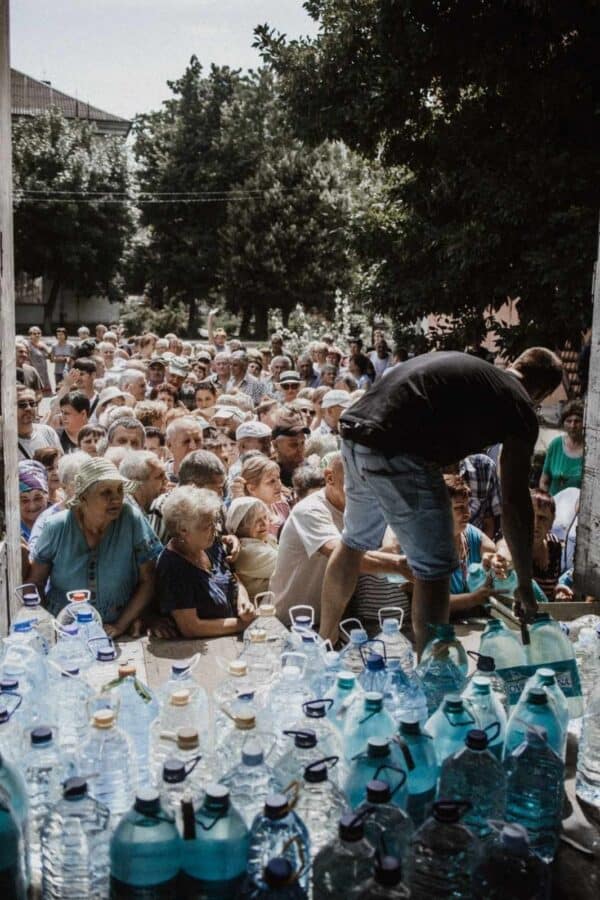 Mii de ucraineni vin ca să primească ajutoarele aduse de Petru Gabor