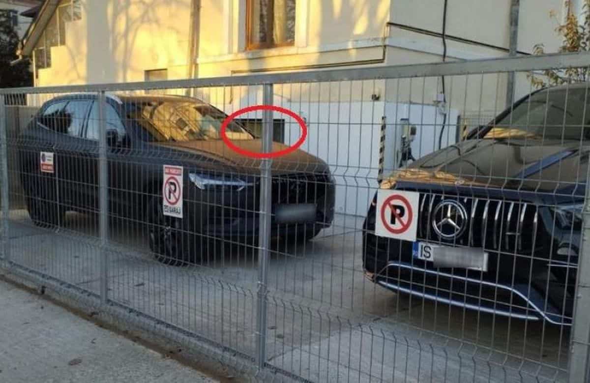 Parcare făcută fără autorizație pe un teren al Primăriei Iași, la un metru de geamul unei familii oprimate | Reporter de Iași