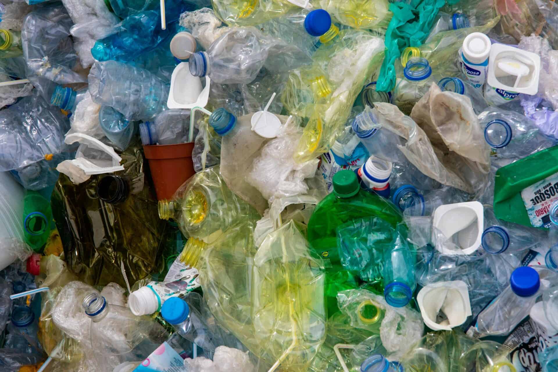 5 multinaționale sunt responsabile pentru un sfert din poluarea cu plastic din lume