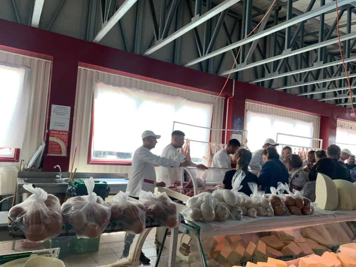 Pregătiri pentru masa de Paști. Cât costă carnea de miel și ouăle de țară în piețele din Iași | Ziarul de Iași