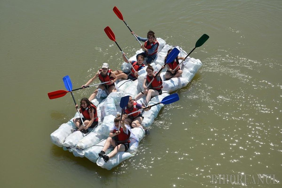 Un profesor din Oradea îi scoate în fiecare an pe elevi la rafting pe Crișul Repede, în bărci din PET-uri | Bihoreanul