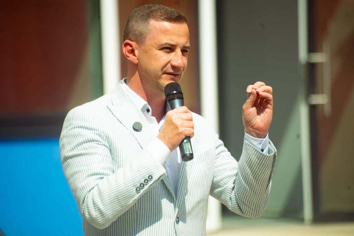 Alfred Simonis: „Klaus Iohannis a trântit paltonul peste ţară şi a plecat ca un laş”