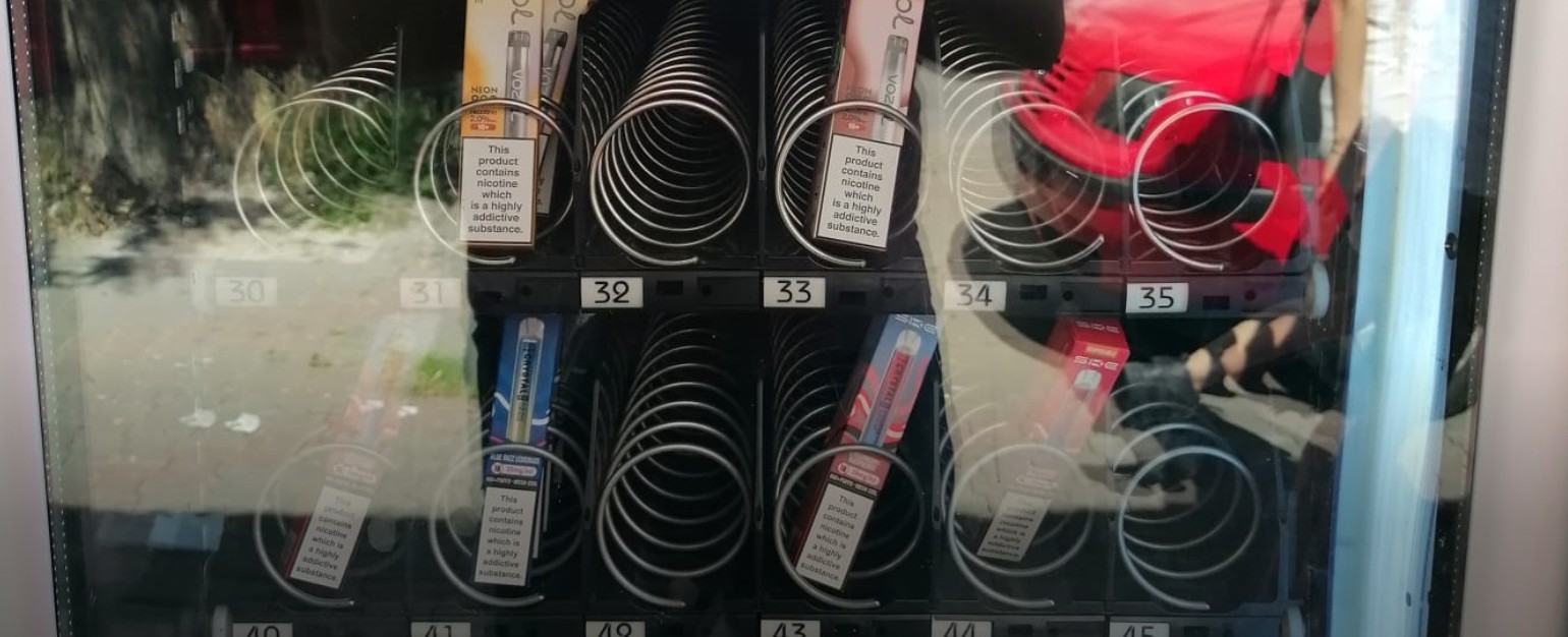 Interzise prin lege, automatele de țigări electronice încă funcționează la Bistrița, contrar reglementărilor legislative adoptate în acest an.