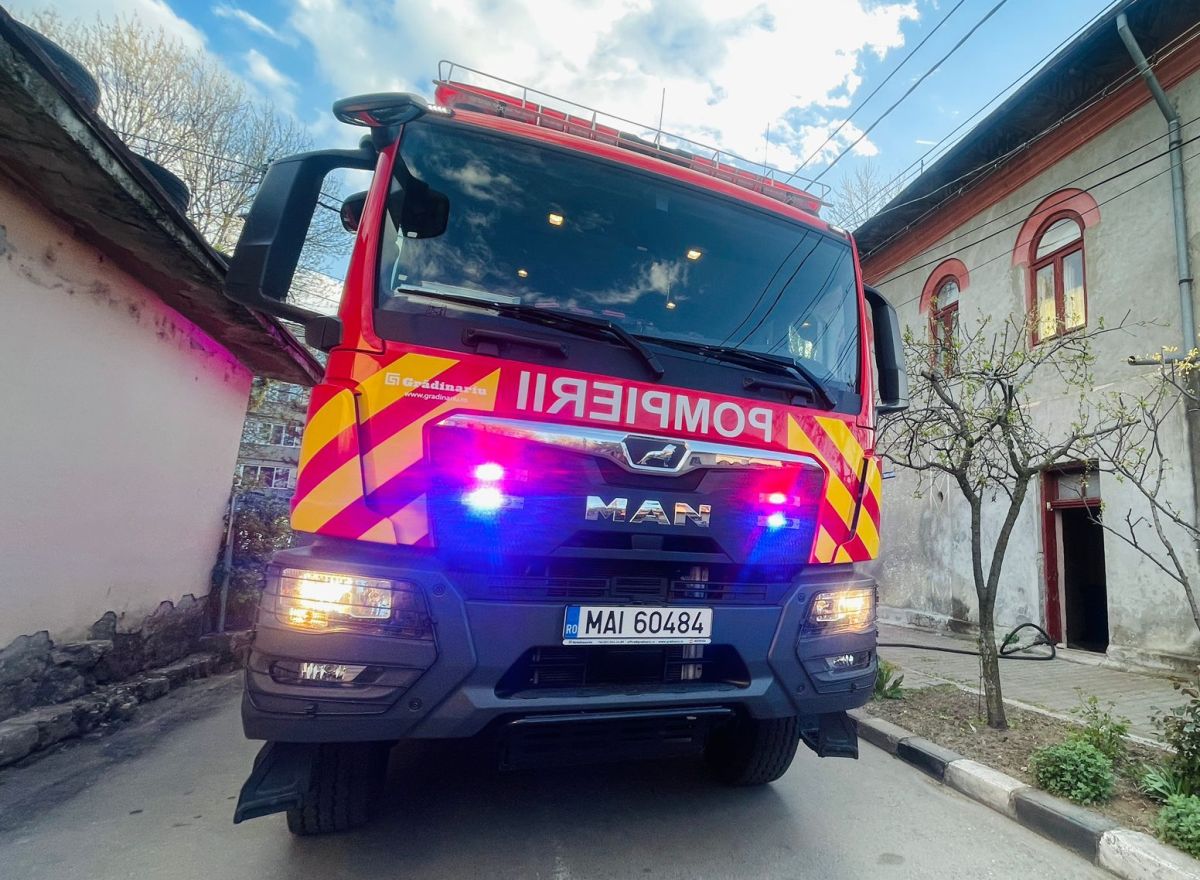 Explozie la un liceu din Giurgiu. Doi elevi transportaţi la spital cu arsuri