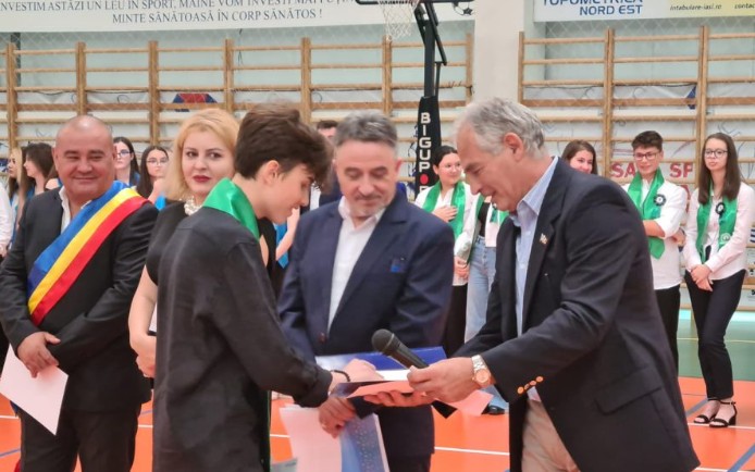 Un inginer ieșean premiază șefii de promoție din comuna Tomești, gestul său devenind tradiție în localitate.