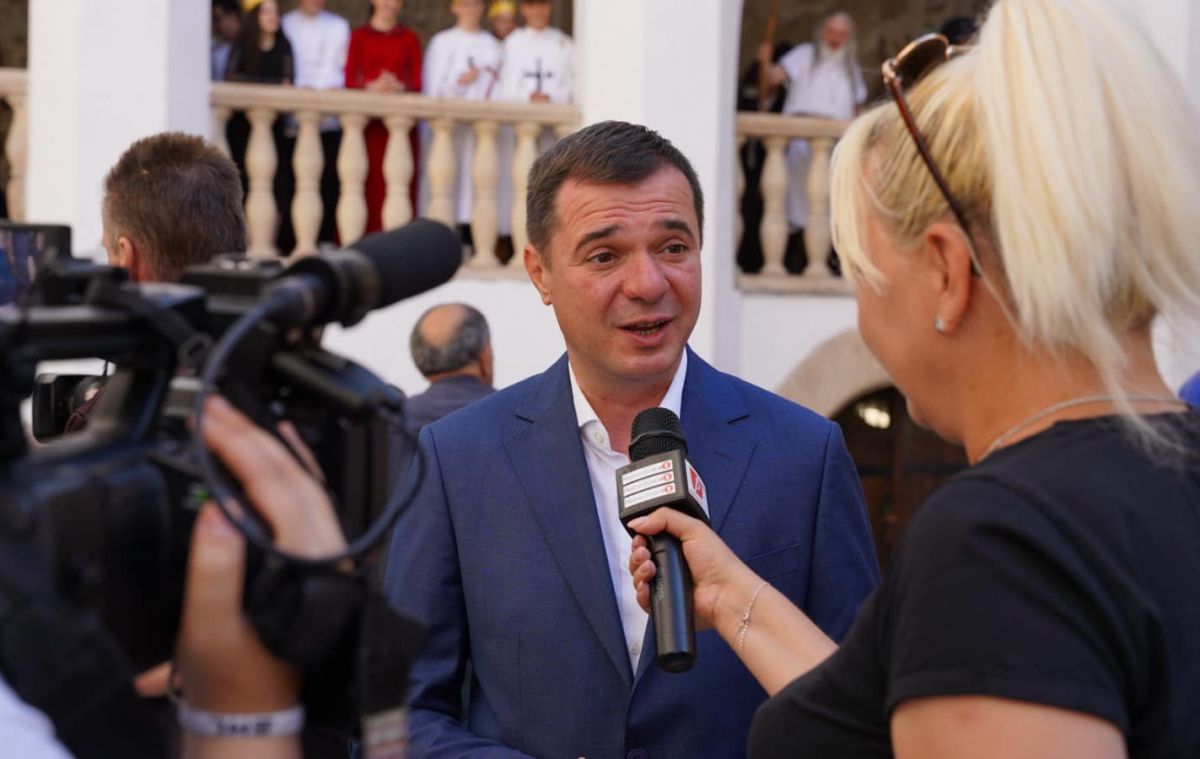 Cel mai galben oraș din țară are, pentru prima dată, primar PSD. Deva a fost pierdută de Florin Oancea (PNL) și câștigată de Lucian Rus (PSD). Tot județul Hunedoara este roșu